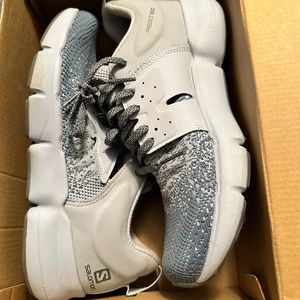 Salomon women’s predict soc size 9.5 like new